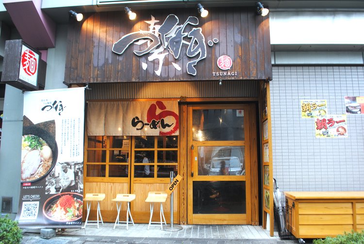 店内はL字カウンター12席。カウンター下に収納スペースあり。