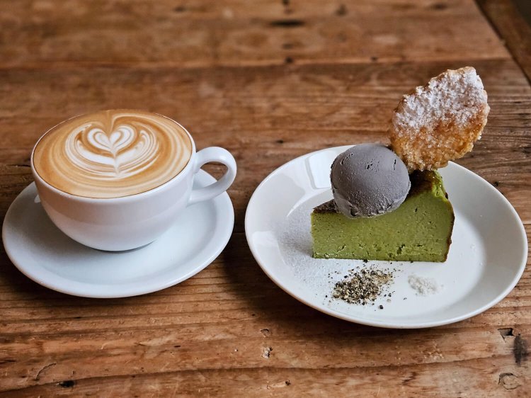 カフェラテ 680円、期間限定 抹茶のバスクチーズケーキ 920円。