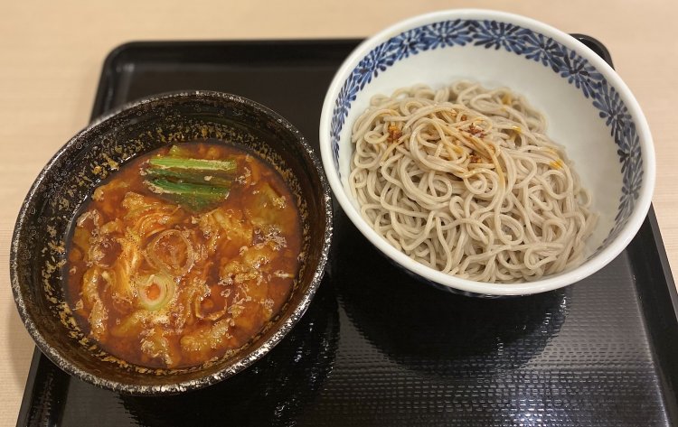 最近始めた牛すじつけそば980円は、早くも人気だ。