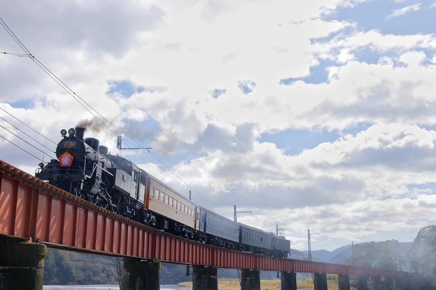 大井川第一橋梁に響く汽笛一声、大井川鐵道のSL「かわね路号」だ。その音色はどこまでも果てしなく。（撮影＝村上悠太）