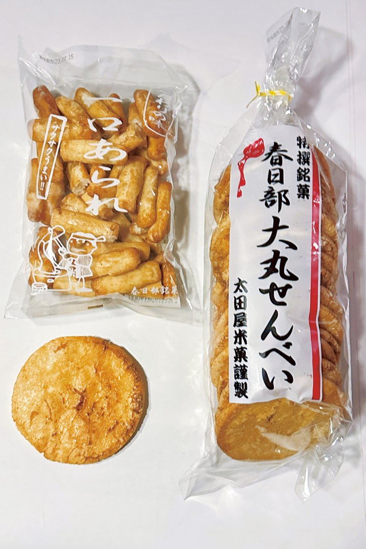 埼玉のド定番、草加せんべいがやっぱりおすすめ。太田屋米菓「春日部 大丸せんべい」や「一口あられ」は地元人気が高い。