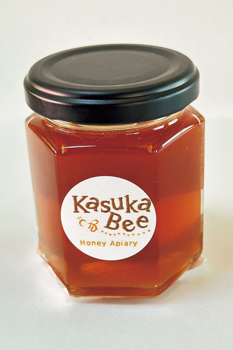 春日部産の無添加ハチミツを製造する養蜂家・田中麻美さんの「Kasuka Bee（カスカ ビー）」。正真正銘、春日部のそこらへんの草花の恵みというハチミツ。