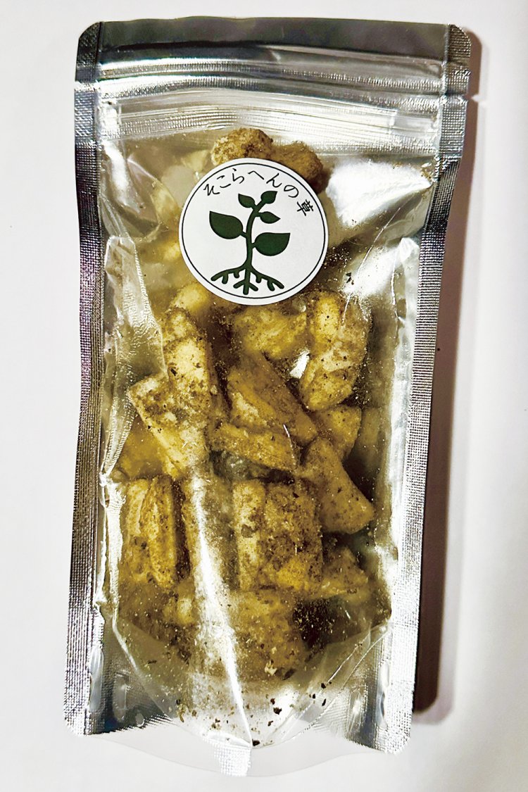 地元のおかき専門店・イシハラヤの「そこらへんの草おかき」。食べてびっくり、ワインに合うそこらへんの草、バジルが香るおつまみ系おかき。