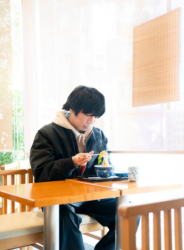 湯島天神下の老舗甘味処『つる瀬』にて撮影。吉田が食べているのは玉子ぞうに。「上品な味でおいしいす」。