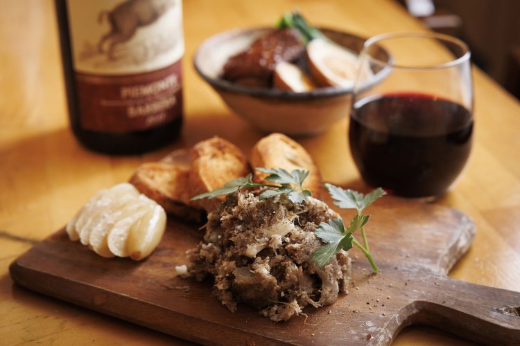 猪と鹿のリエット780円は、赤ワインと相思相愛。