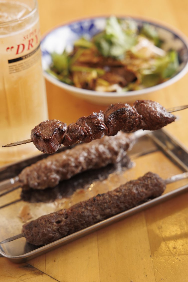 鹿のロースなど3本盛り1090円。