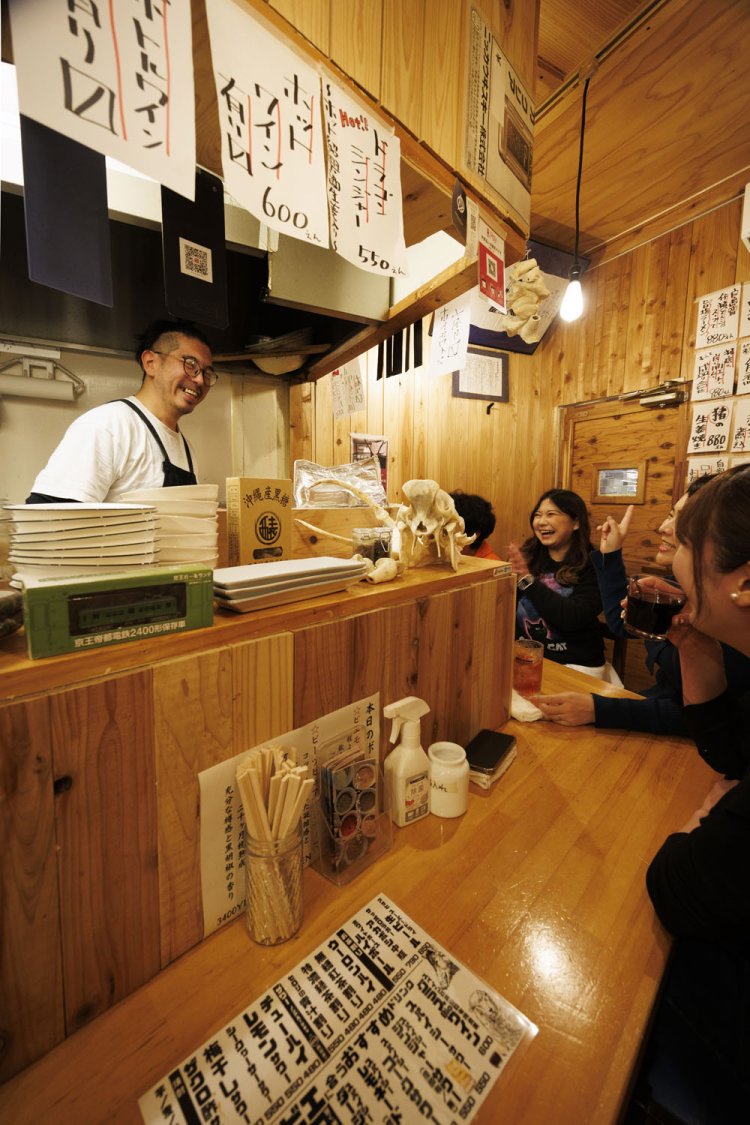 カウンターのほか、2階には予約可能なテーブル席も。