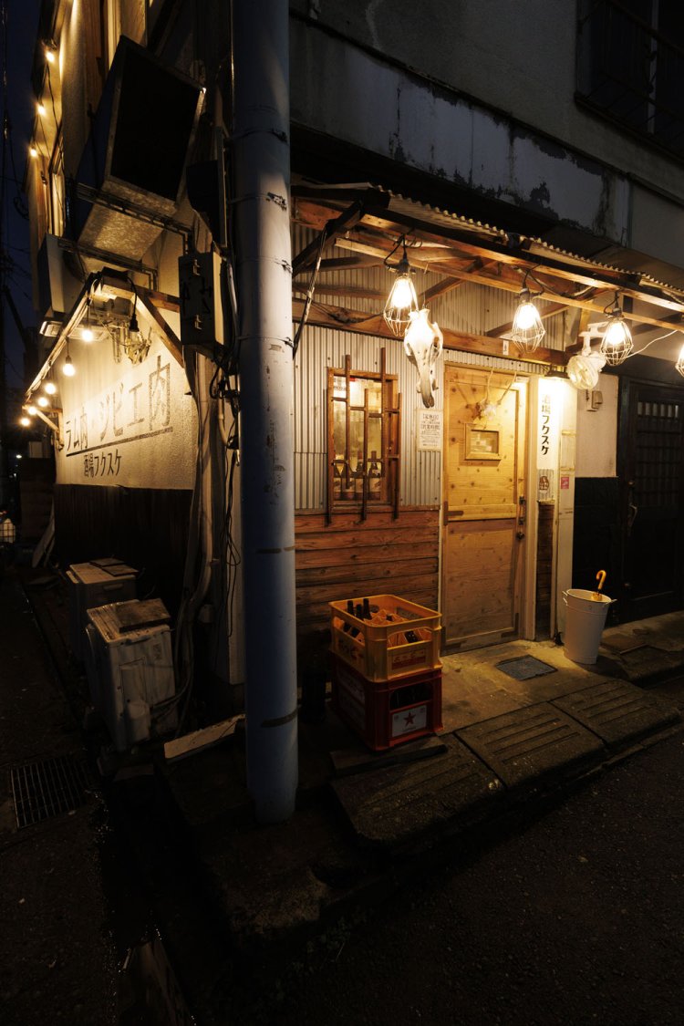 飲食店が多い富士見街商店会にある。