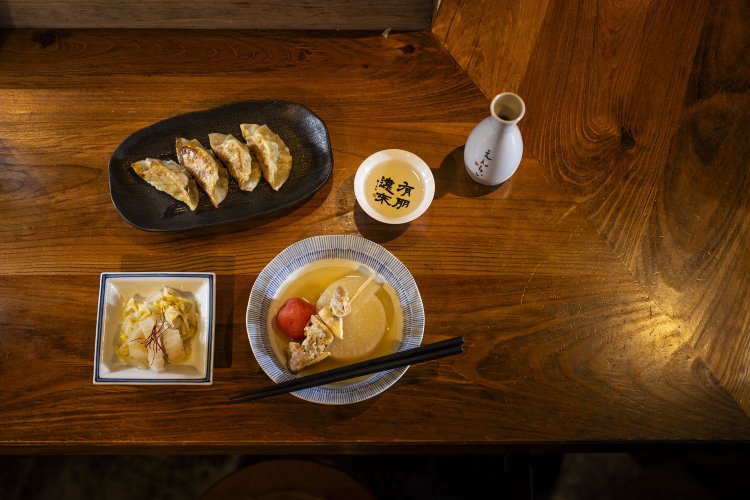 おでん（冬期のみ）3種800円、焼ぎょうざ600円、発酵白菜400円など。