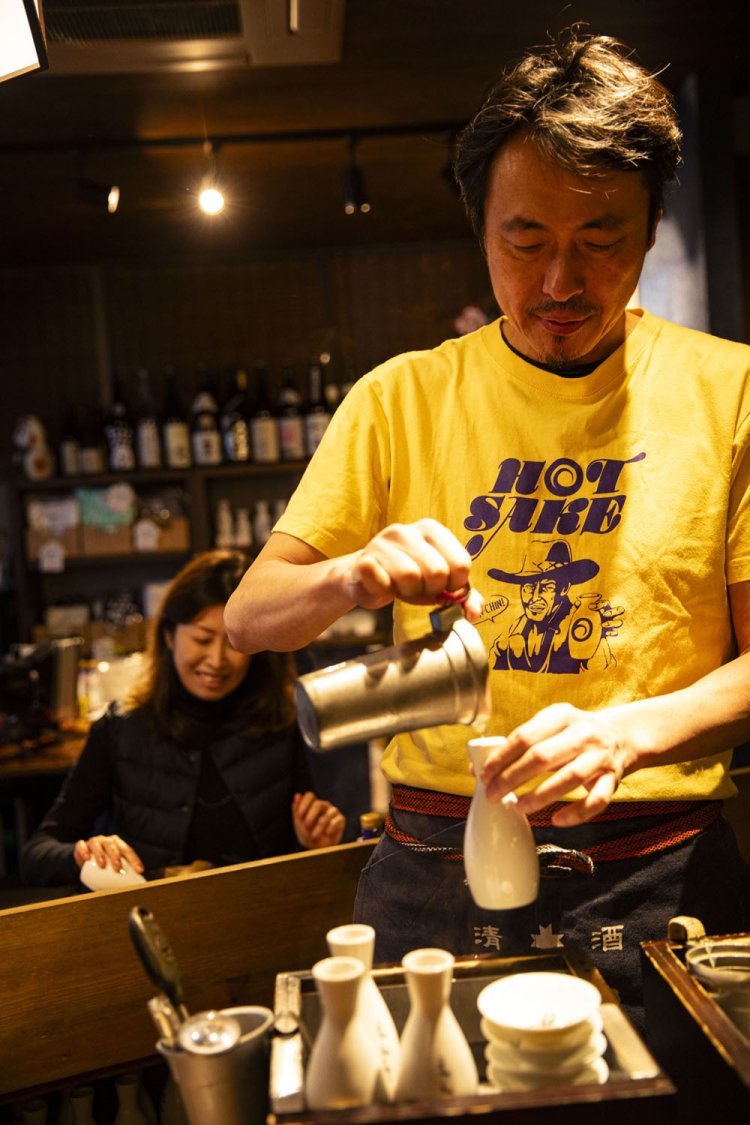 お燗番は日本酒の特徴に加え、料理や場面も考えて最適の温度にする。