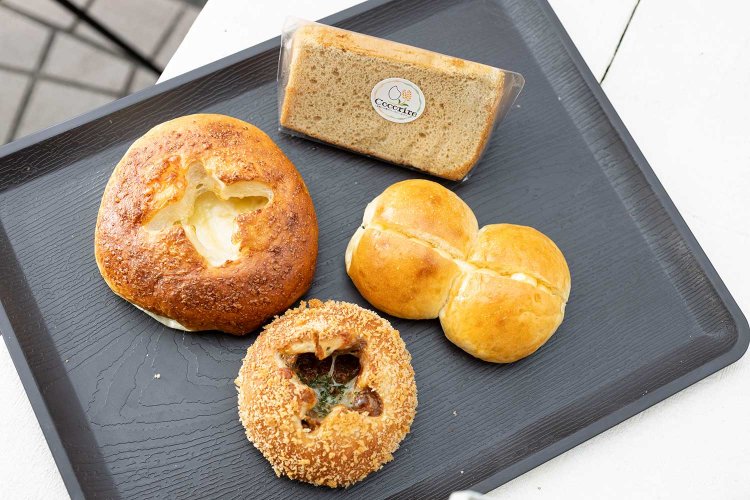 左上から時計回りに、米粉の4種のチーズプレミア350円、米粉のシフォンケーキ プレーン330円、米粉のミルククリームサンド220円、米粉のスパイス香る焼きカレーパン250円。