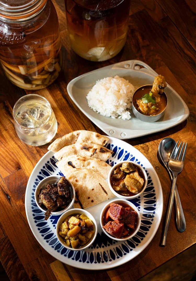 アチャールは子持ちししゃも、マダコ、ブラッドオレンジ、砂肝など独創的。チキンカレーSサイズ690円と国産インディカ米Sサイズ220円。