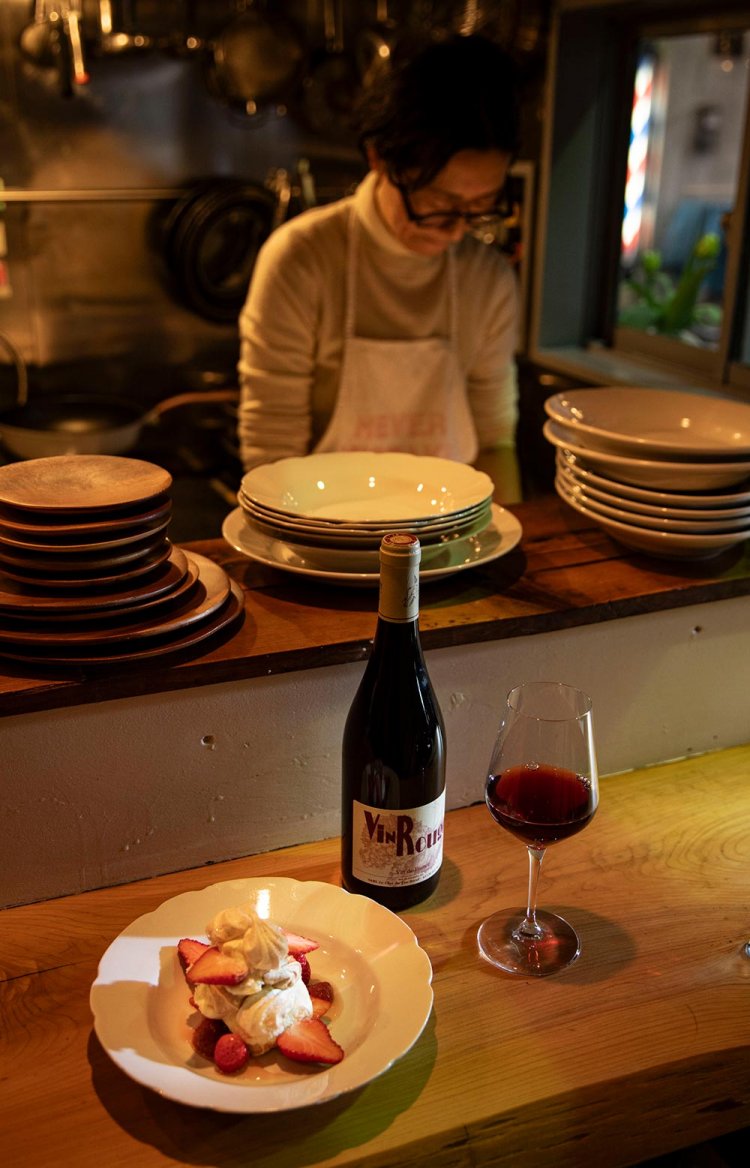 イートンメス1200円、ワイン700円～。