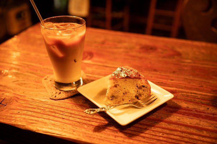 ケーキセット800円。香ばしく焼き上げたバナナケーキは元スタッフの手作り。