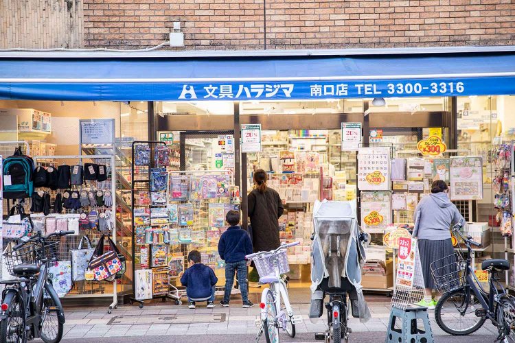 ちょっとした玩具も揃う昔ながらの文具店に近所の子供たちが集まる。