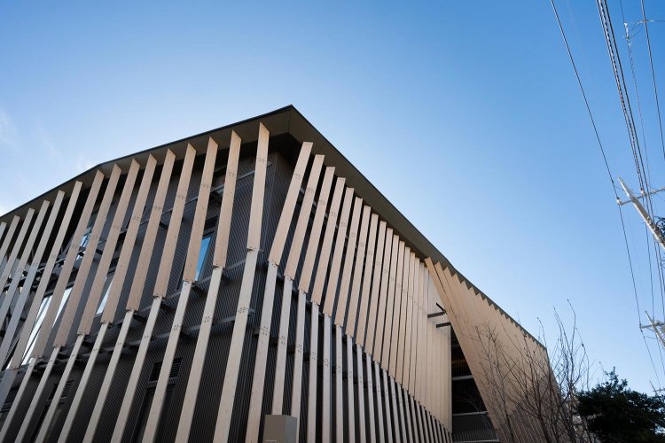 2021年完成、隈研吾設計の桐朋学園宗次ホールは街の新たなシンボル。