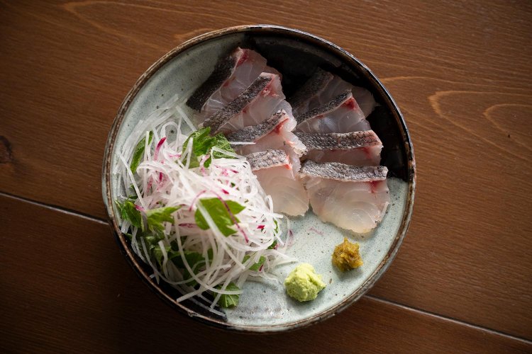 コショウダイの皮付き刺し身湯霜造り650円。