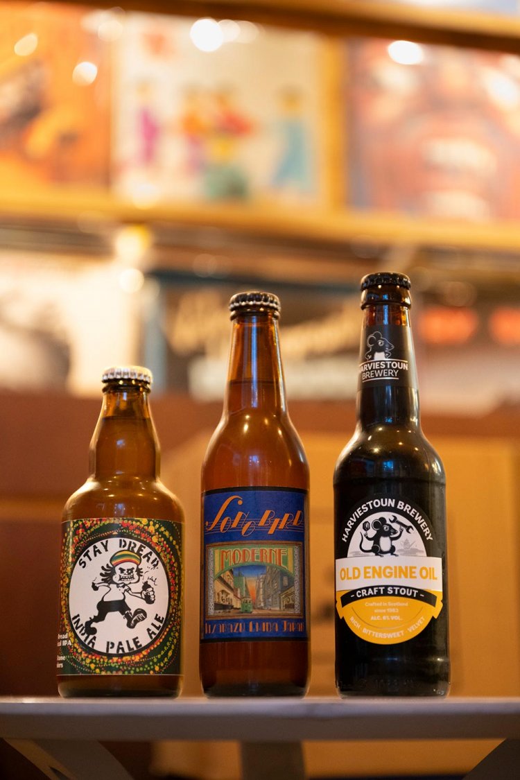 砧（きぬた）のライオットビール900円や木更津のソングバード1000円など国内外のビールを用意。