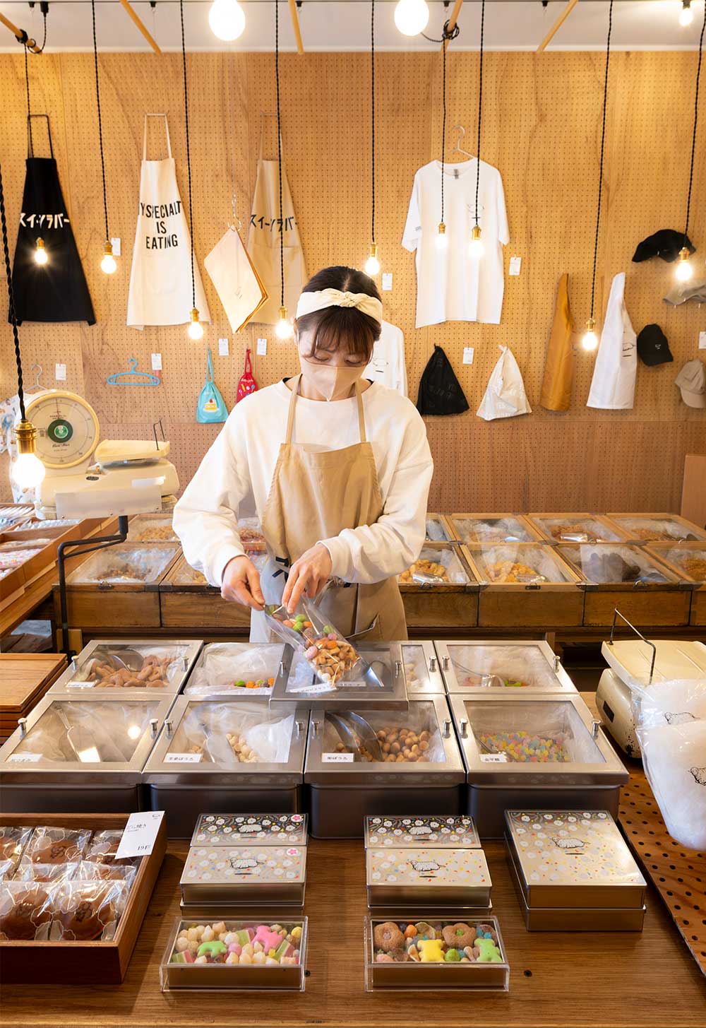 はかりや木箱は、厚木市の老舗駄菓子屋から受け継いだもの。和菓子は自社の職人が製造し、量り売りの駄菓子は各地の老舗菓子店から仕入れている。