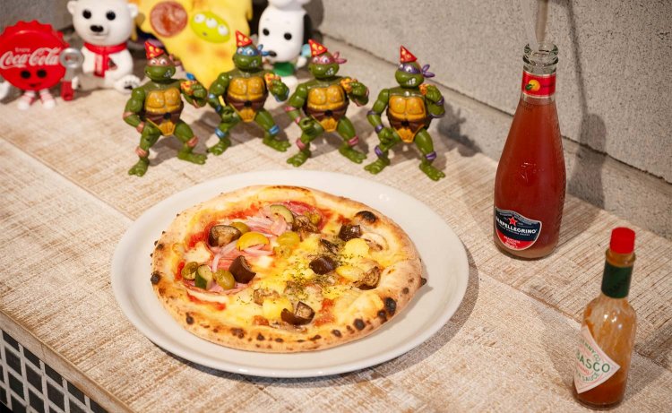 カプリチョーザとボロネーゼのハーフ＆ハーフ1320円、ブラッドオレンジ410円。