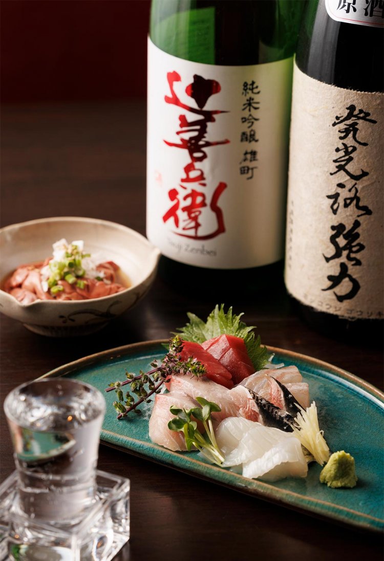 府中市場などで仕入れた鮮魚の刺盛り5点1320円、大山どりのレバーごま油漬715円、辻善兵衛 純米吟醸雄町130ml 825円。お酒は焼酎や日本のウイスキーも用意。