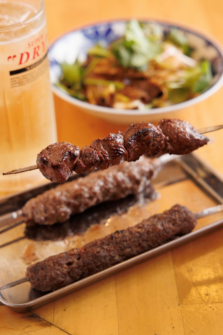 手前は鹿の背ロースなど3本盛り1090円。お好みで卓上のオリジナルスパイスをかけても◎。