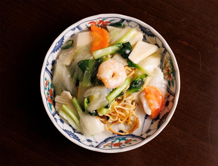 常連が締めによく頼む五目あんかけ焼きそば塩880円。