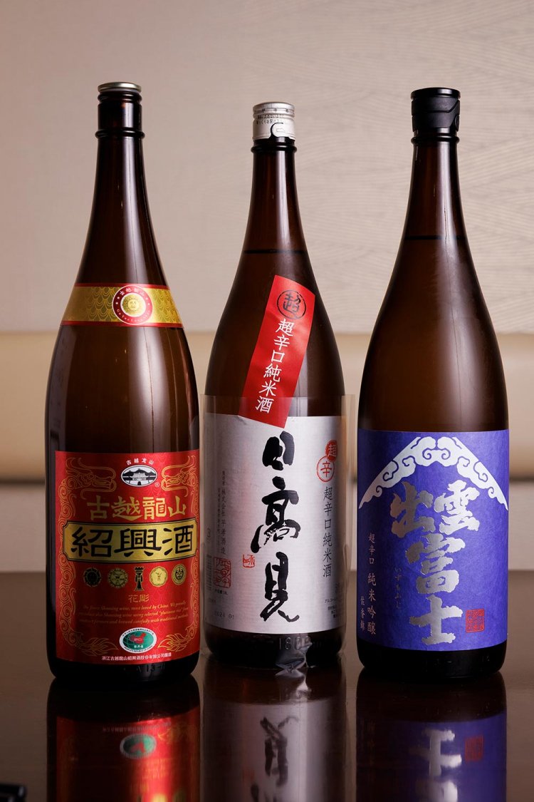 「出雲富士」1合990円、紹興酒の「古越龍山 金龍」グラス605円ほか。