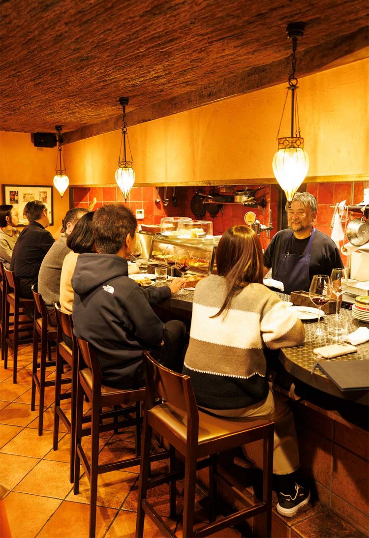 夜の早い時間帯は満席率高め。テーブルも2卓用意。