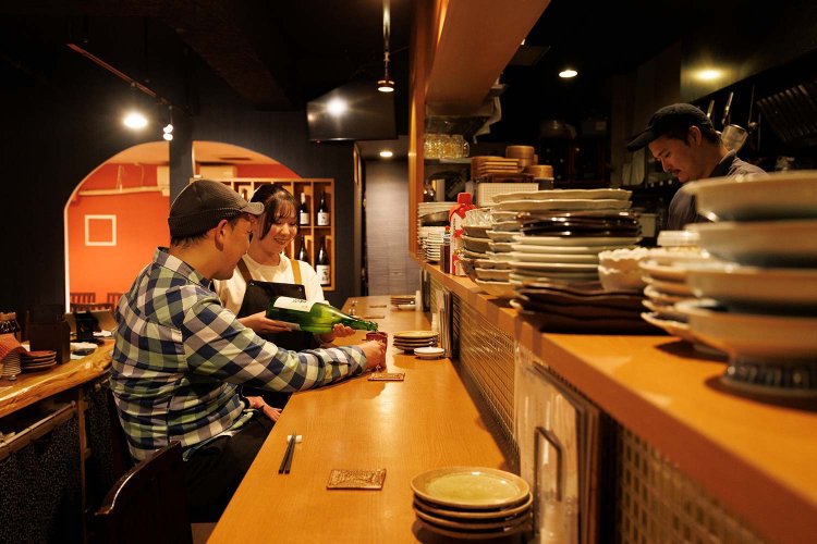 カウンターや個室など全26席。「レモン果汁で味わう餃子が名物です♪」。