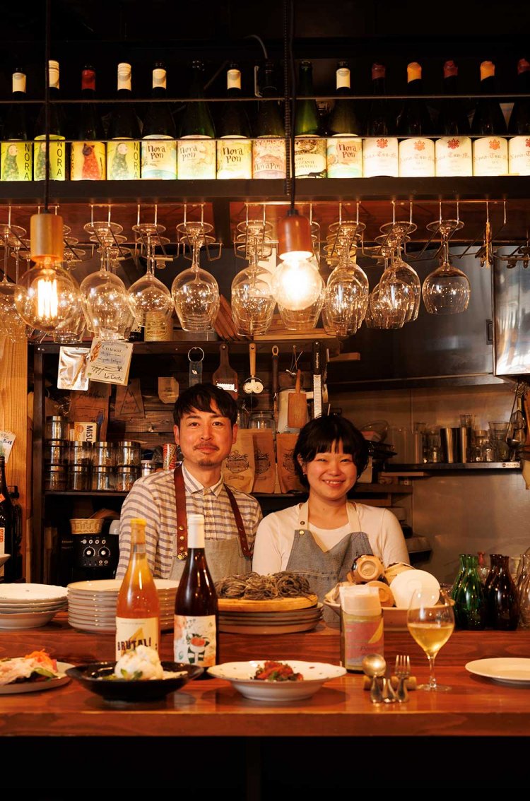 ワインへの愛と造詣が深いシェフと店員の伊藤華（はな）さん。