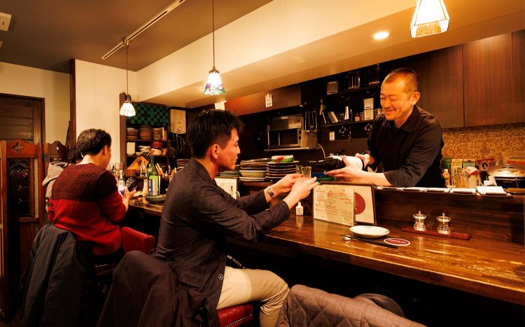 大正ロマンをテーマにした内装、BGMのオールディーズが渋い。小倉さんは栃木県壬生町出身。「屋号は祖父の名前から拝借しました」。