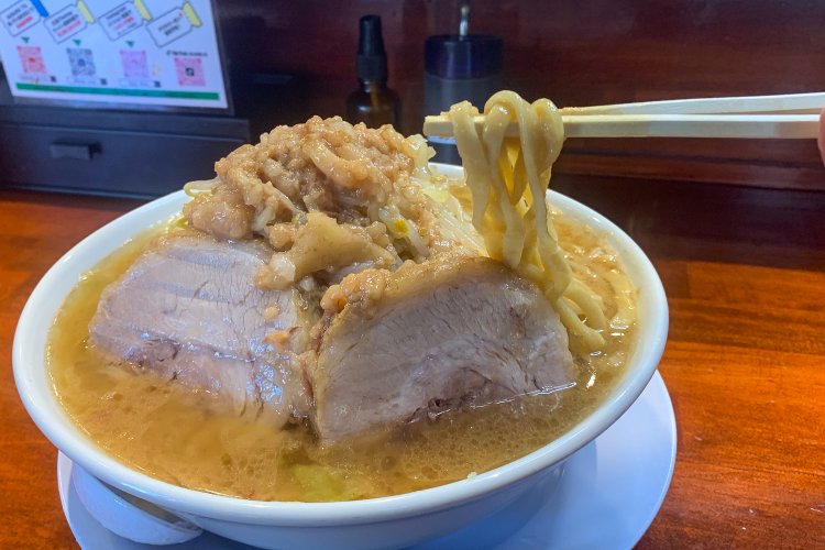 初めてなら、目の前に出されたときと口に入れたとき、2度は衝撃を受ける太くてしっかりした麺。