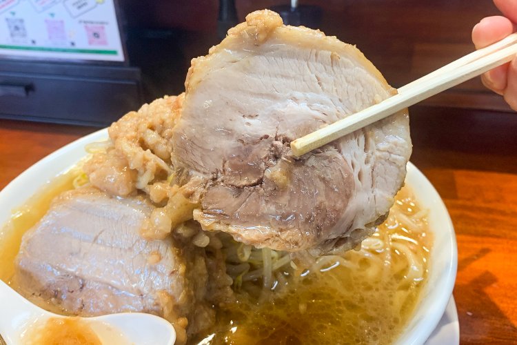 割り箸で持ち上げるのに気合いが必要な分厚さだ。