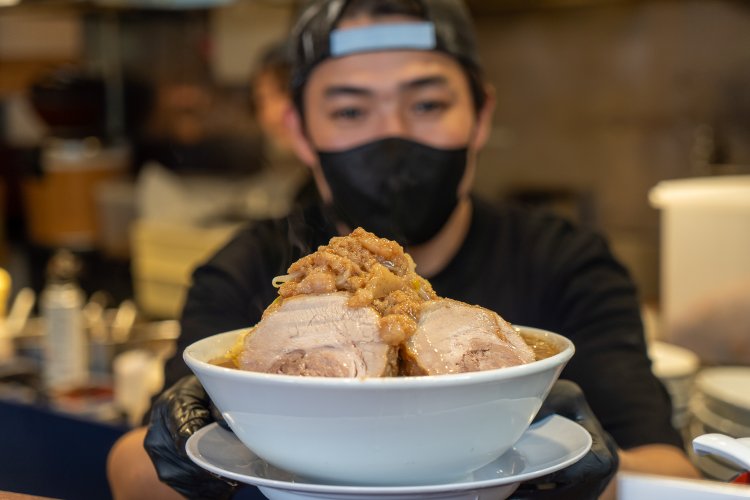 ラーメン980円。コールは「ヤサイ、ニンニク、アブラ」。野菜は多め、ニンニクとアブラは入れる、味の濃さは普通でお願いしますという意味。