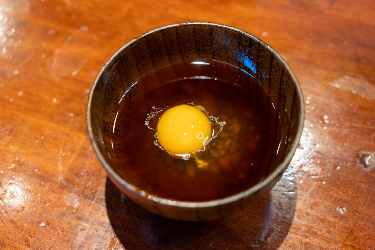 自家製ラー油タマゴは150円。ナッツが入って香ばしく、麺を絡ませて食べても、上にかけてもいいとのこと。