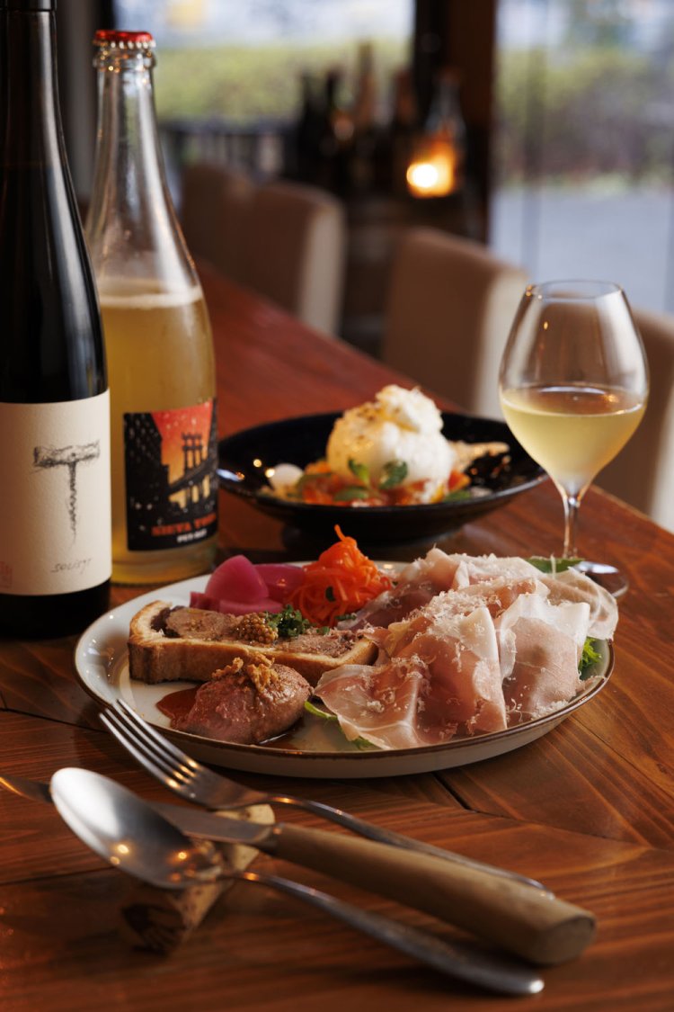 料理は日替わりで、この日は但馬の鹿肉のパテ・アンクルート シャルキェトリー盛りやブッラータチーズと旬果のカプレーゼ風など。