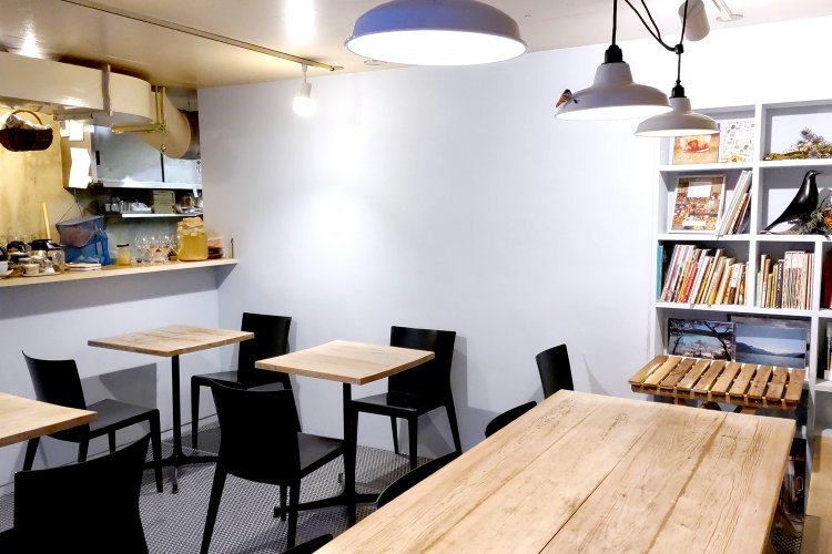 こぢんまりとした店内は、ナチュラルな雰囲気でまとめられている。