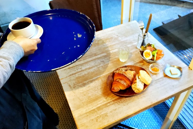 パリの朝食プラスを配膳してもらう。選べるメニューは、クロワッサンとサラダをチョイス。