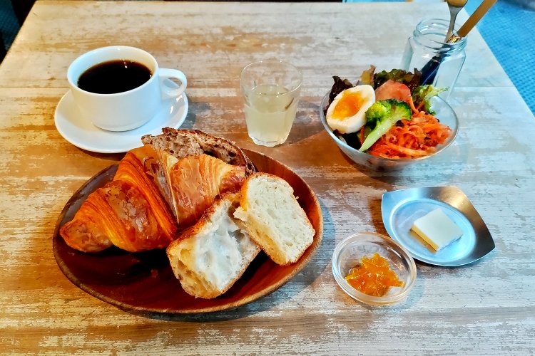 パリの朝食プラス1210円。クロワッサンorパンオショコラ、ミニ朝のサラダorカップスープが選べる。