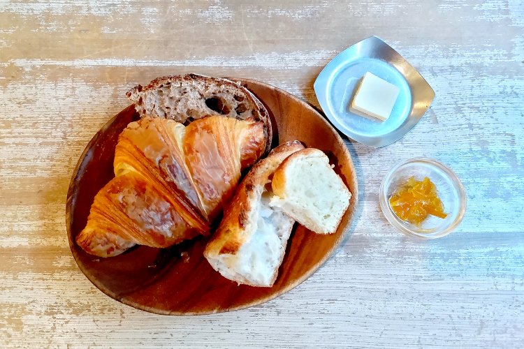 左からクロワッサン、田舎パン、フランスパン、ブリオッシュ。ジャムは、八朔のマーマレード。