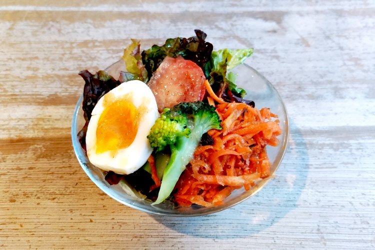 サラダの野菜には、主に自然栽培のものが使われている。ドレッシングは適度な酸味が効いたさっぱり系。