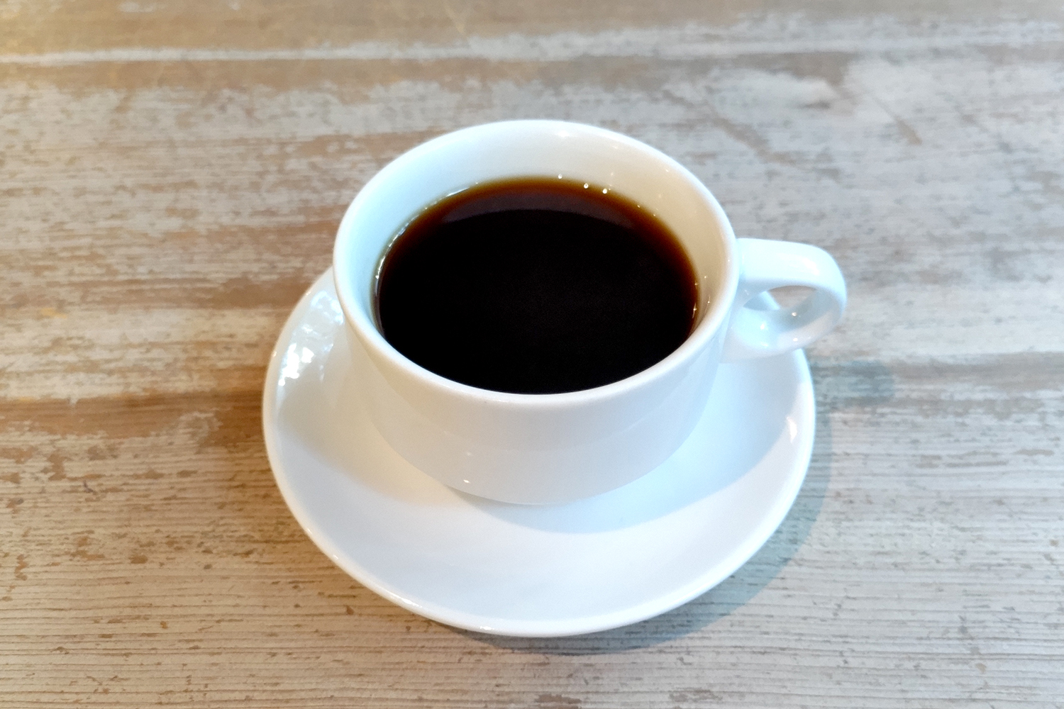 深煎りのコーヒー。取材時の豆は、焙煎所『HONO roasteria』のブラジル産で、酸味や苦味が少なく飲みやすい。