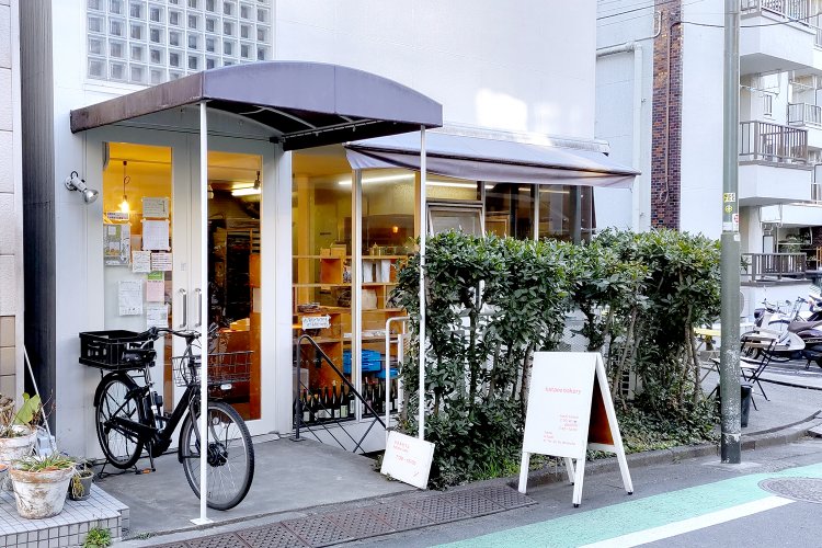 カフェのモーニングを味わえば、帰りがけに１階のベーカリーでパンを買いたくなる。