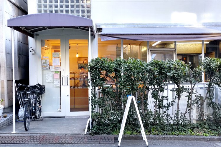 閑静な住宅地にある『カタネベーカリー』は、地域の人たちに愛されている“町のパン屋さん”だ。