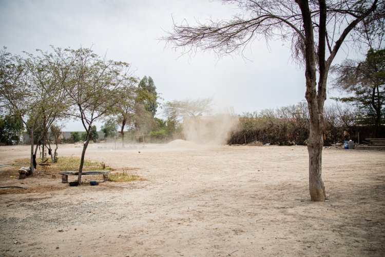 テントのような大きな物を吹き上げることもある「つむじ風」。危険なため、決して近づかないように。　出典：写真AC