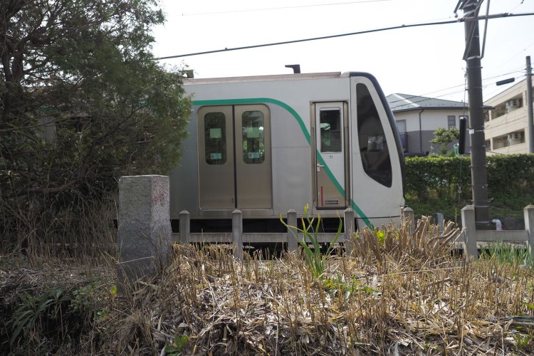 突然の回送列車登場。田園都市線を走る2000系電車と陸軍境界標石のコラボレーション。