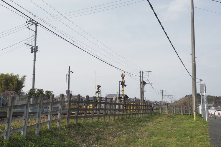 昨今の鉄道柵はもっと高く頑丈になってきたので、昭和時代では当たり前だったコンクリート柵は少なくなってきたと思う。でも、この不自然な敷地境界が気になるんだよなぁ……。
