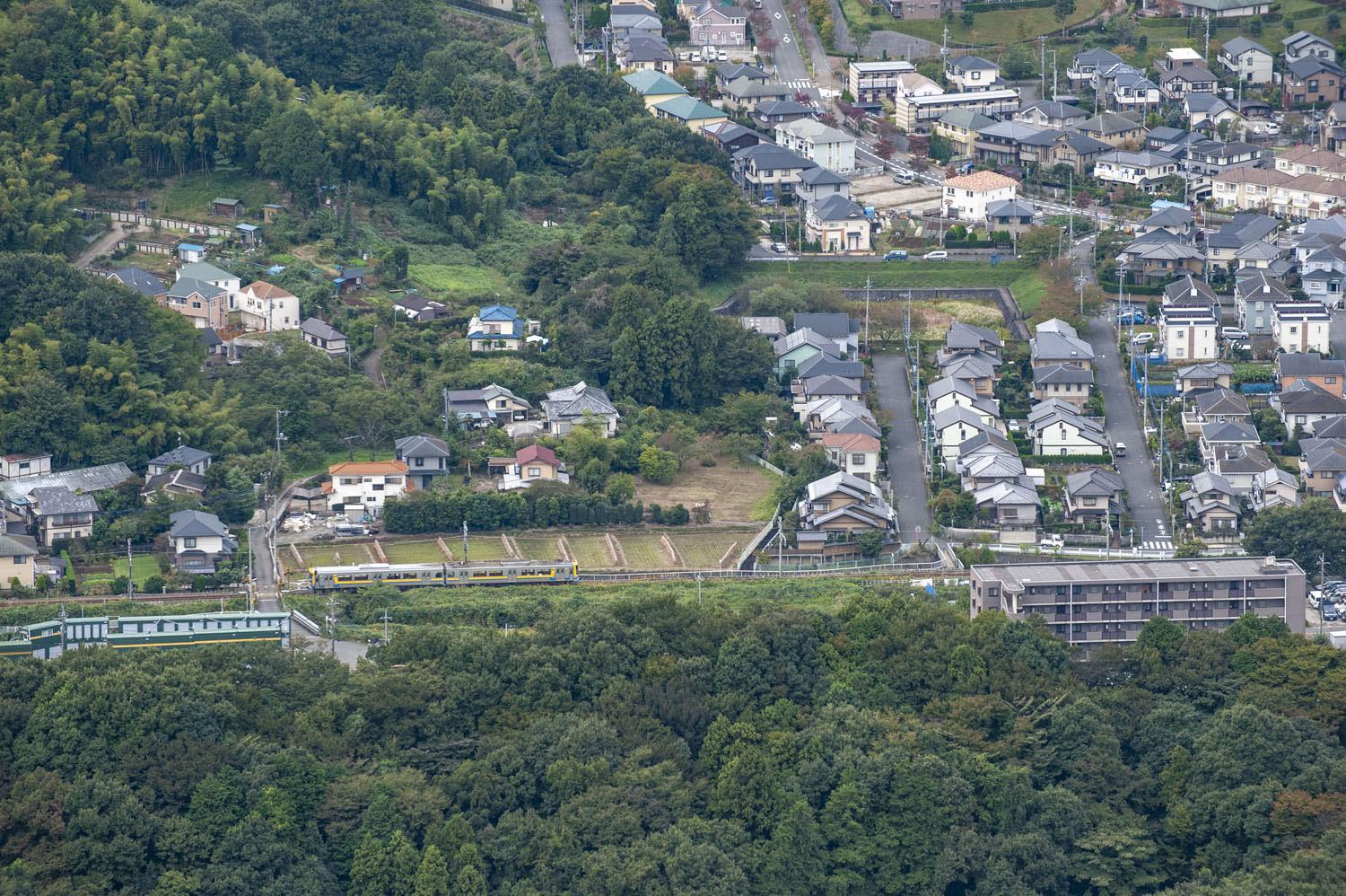 こどもの国線の空撮。恩田駅の北側、ちょうど電車が走る付近にガーダー橋の遺構がある。2010年10月29日撮影