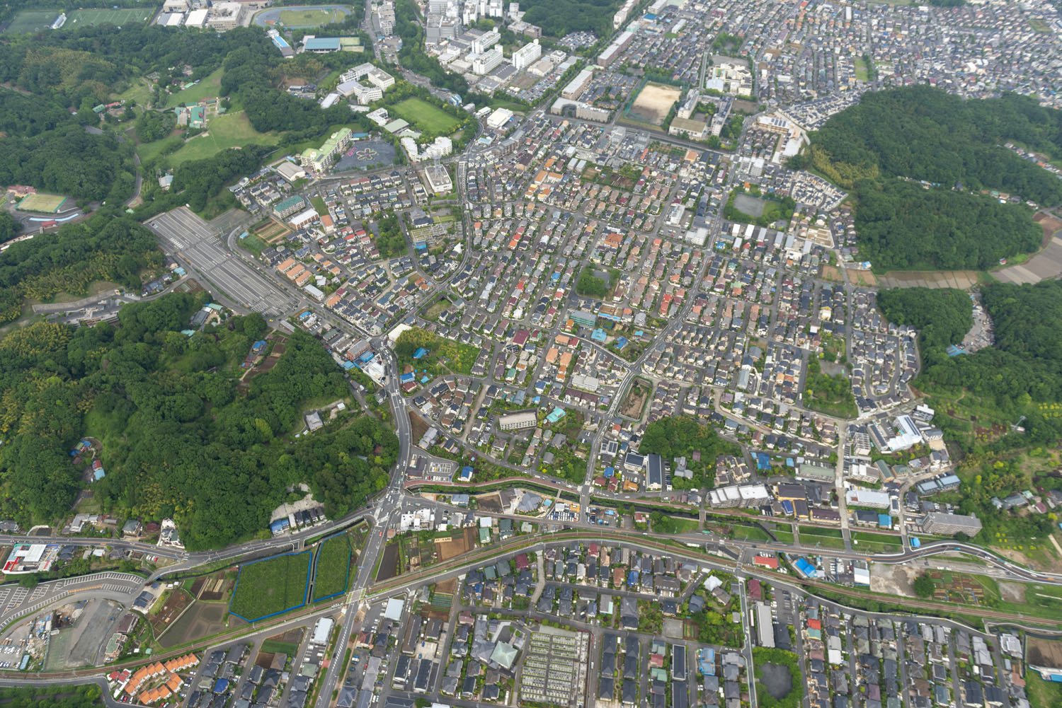 上写真を左側（西）から撮影。奈良川支流付近から目で追っていくと、なんとなく支線のルートが浮かんで見えてくるだろうか。2014年5月27日撮影